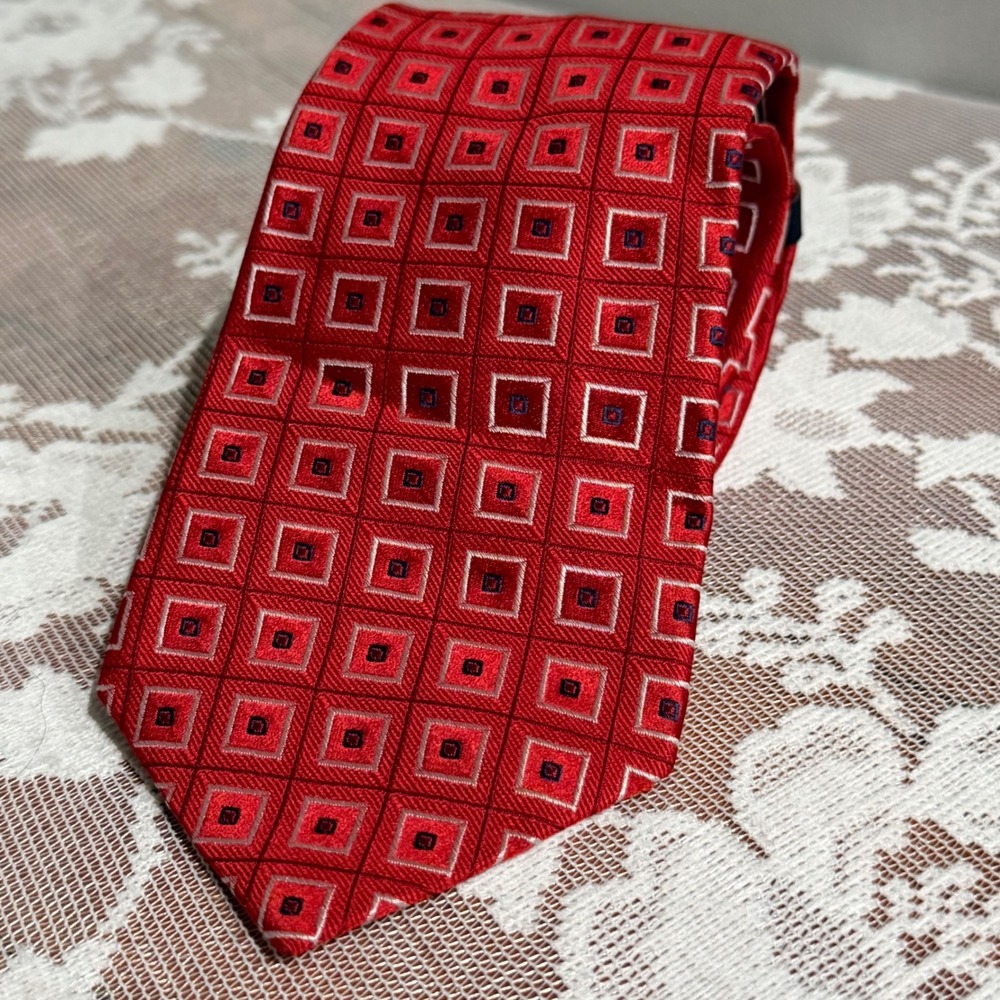 NWT Roundtree & Yorke Necktie Mens OS Red Geometric Silk Trademark Tie